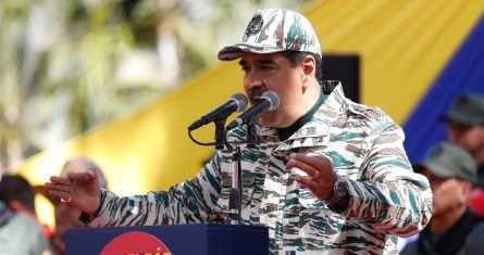 El Presidente venezolano Nicolás Maduro habla durante un mitin para conmemorar el 22do aniversario del regreso al poder del fallecido mandatario Hugo Chávez tras un intento fallido de golpe de Estado, el sábado 13 de abril de 2024, en Caracas, Venezuela.