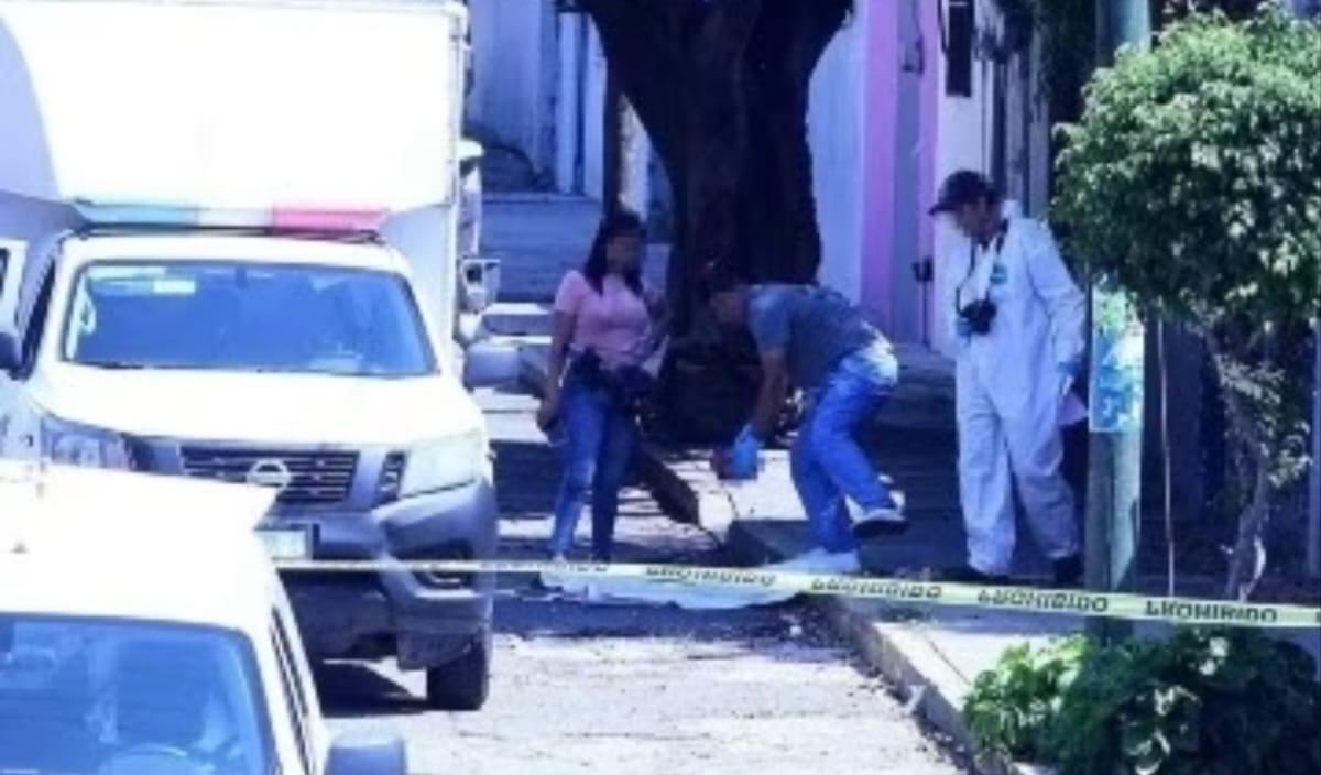 Una estudiante de 13 años fue apuñalada 15 veces por su exnovio cuando salía de la secundaria “Liceo Emperadores Aztecas“, ubicada en la Alcaldía Iztapalapa, Ciudad de México, el pasado 17 de abril. 