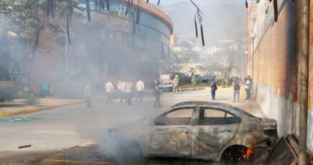 Normalistas de Ayotzinapa atacaron el Recinto Oficial del Poder Ejecutivo de Guerrero (ROPEG, antes llamado Palacio de Gobierno) lanzando decenas de petardos e incendiando múltiples vehículos oficiales, a un mes del asesinato del normalista Yanqui Kothan Gómez Peralta y la reasignación de funcionarios que habían sido despedidos tras este crimen.