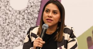 Olimpia Coral Melo recibió el reconocimiento de "Mujer Destacada" por autoridades de la Jefatura de Gobierno como reconocimiento por su lucha en contra de la violencia digital.