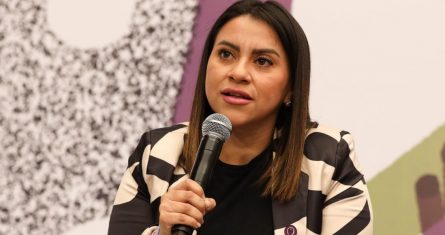 Olimpia Coral Melo recibió el reconocimiento de "Mujer Destacada" por autoridades de la Jefatura de Gobierno como reconocimiento por su lucha en contra de la violencia digital.