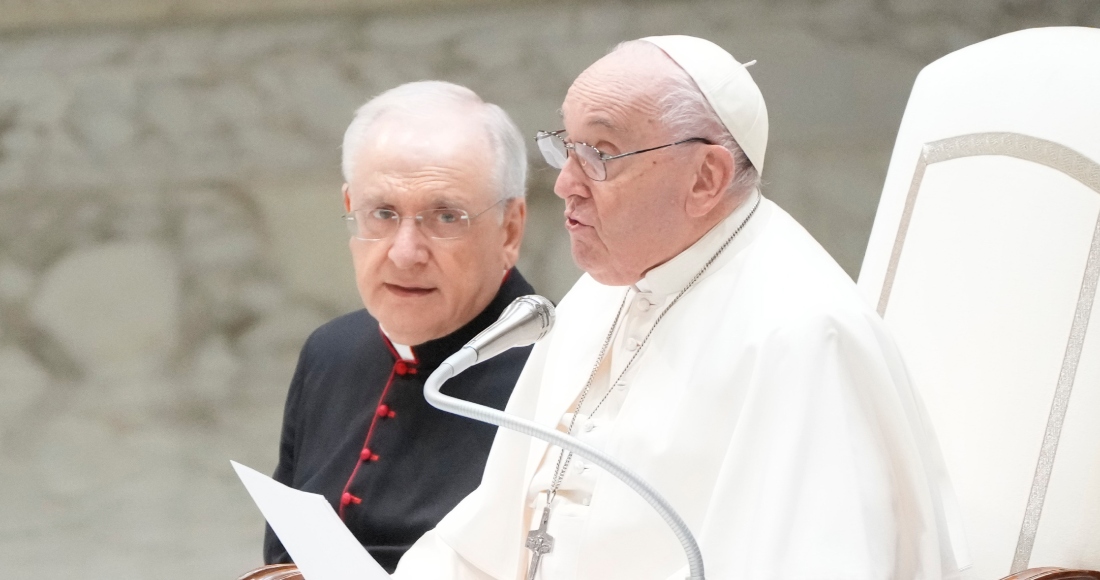 El Papa Francisco se reúne con voluntarios de la Cruz Roja Italiana en la sala Pablo VI en el Vaticano, el sábado 6 de abril de 2024.