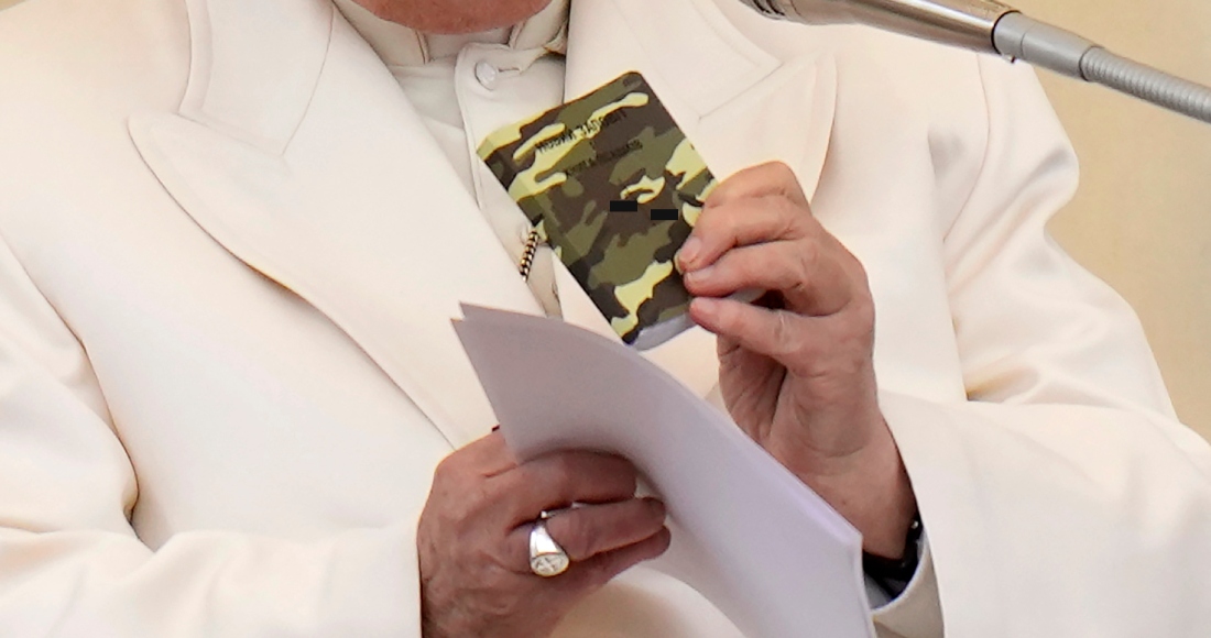 El Papa Francisco celebra su audiencia general semanal en la Plaza de San Pedro del Vaticano, el miércoles 3 de abril de 2024. El Papa mostró a turistas y peregrinos el rosario y el libro de oraciones de Oleksandre, un soldado ucraniano de 23 años que los llevaba cuando murió en la guerra de Rusia.