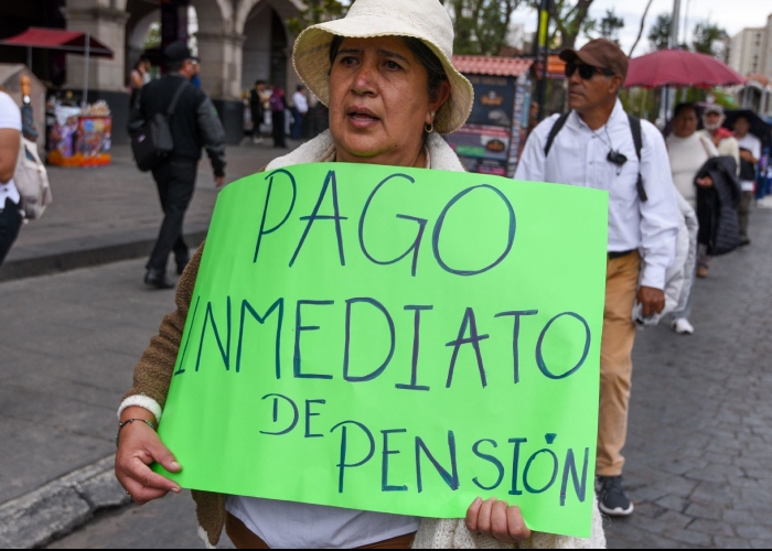 Jubilados y Pensionados del ISSEMYM caminaron en las calles de Toluca exigiendo el pago inmediato de sus pensiones, así como un alto a la corrupción que prevalece al interior de este instituto.