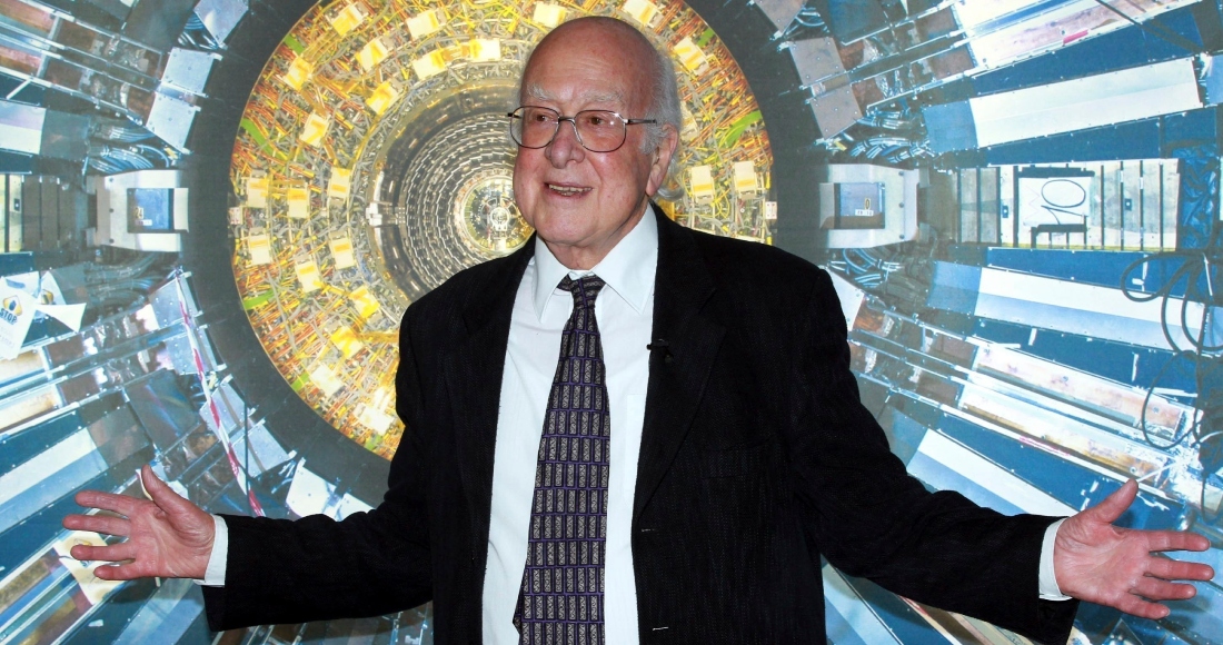 El profesor Peter Higgs en el Museo de Ciencias de Londres, el 11 de diciembre de 2013. El físico ganador del premio Nobel, que propuso la existencia de la "partícula de dios", murió a los 94 años, se informó el 9 de abril de 2024.