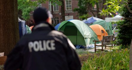 Un agente de la policía de la Universidad George Washington supervisa la zona en la que los estudiantes mantienen una protesta propalestina por la guerra entre Israel y Hamás, el 26 de abril de 2024, en Washington.