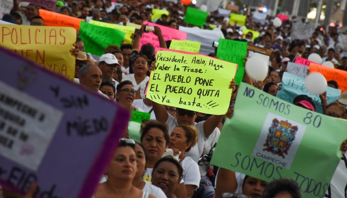 Familiares de policías y ciudadanos con pancartas en mano y con gritos de consignas de ¡fuera Marcela!, ¡policías no están solos!, marcharon por el malecón de la ciudad hasta llegar al Palacio de Gobierno, exigiendo el cese de la Secretaria de Seguridad, el 20 de marzo.