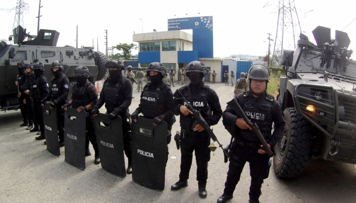 La policía hace guardia en la entrada de la penitenciaría donde se encuentra detenido el ex Vicepresidente Jorge Glas, en Guayaquil, Ecuador, el sábado 6 de abril de 2024. La policía ecuatoriana irrumpió en la Embajada de México en Quito, el viernes por la noche, para arrestar Glas, que residía allí desde diciembre.