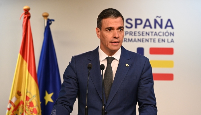 El Presidente del Gobierno, Pedro Sánchez, comparece ante los medios al finalizar la reunión del Consejo Europeo informal en Bruselas, el 18 de abril de 2024.