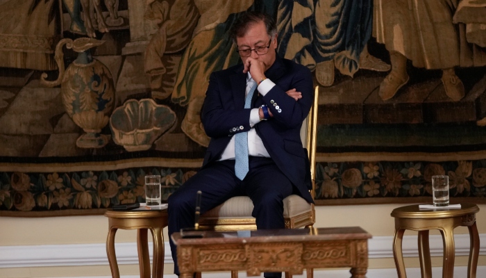 El Presidente colombiano Gustavo Petro espera el inicio del acto de posesión de la nueva Fiscal General del país en el Palacio presidencial en Bogotá, Colombia, el viernes 22 de marzo de 2024.