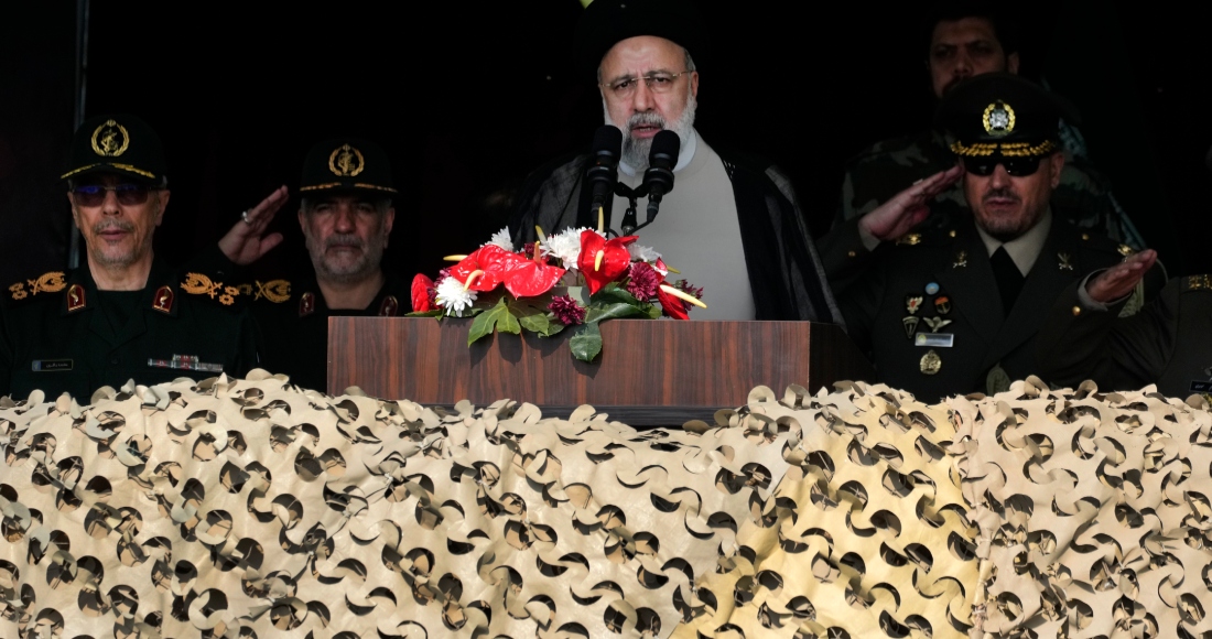 El Presidente de Irán, Ebrahim Raisi, habla durante un desfile del Día del Ejército en una base militar en el norte de Teherán, el miércoles 17 de abril de 2024.