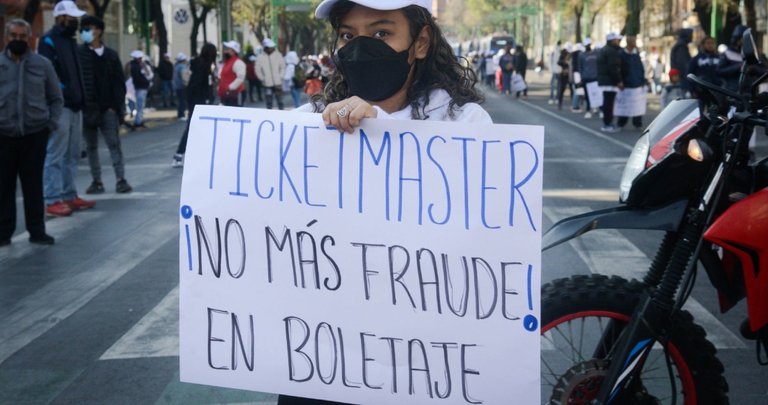 Manifestantes en Ciudad de México protestan contra Ticketmaster.