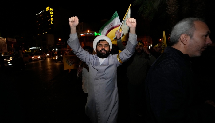 Un clérigo iraní lanza consignas durante una protesta anti-Israel en la Plaza Palestina en Teherán, Irán, la madrugada del domingo 14 de abril de 2024.