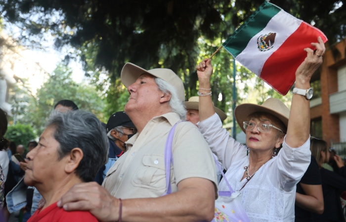 Manifestantes afuera de la Embajada de Ecuador en Ciudad de México, el sábado 6 de abril de 2024. Foto: Ginnette Riquelme, AP.