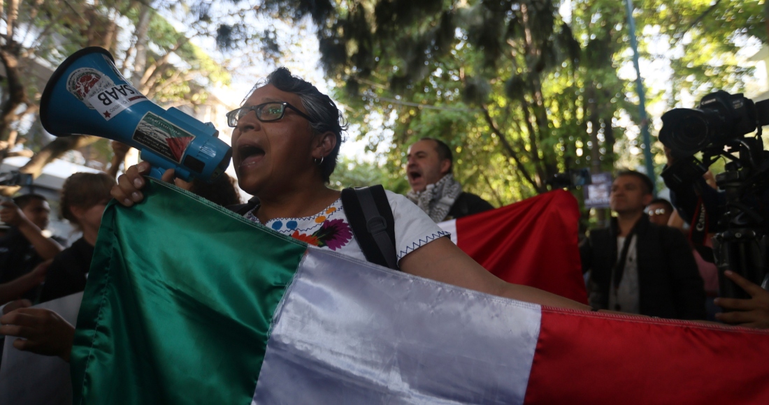 Manifestantes afuera de la embajada de Ecuador en Ciudad de México, el sábado 6 de abril de 2024.