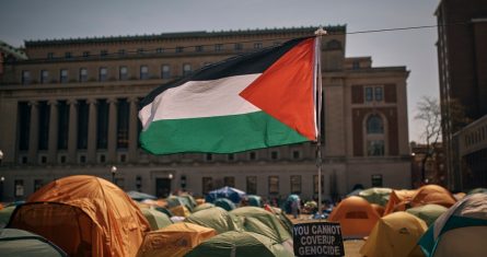 Una bandera palestina ondea al viento frente a un campamento en apoyo a los palestinos y contra la guerra en Gaza, en la Universidad de Columbia, el domingo 28 de abril de 2024, en Nueva York.