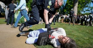 Un agente de la policía detiene a un manifestante en el campus de la Universidad de Emory, durante una protesta propalestina, el jueves 25 de abril de 2024, en Atlanta.