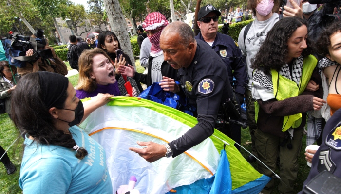 Manifestantes de la Universidad del Sur de California discuten con agentes de seguridad pública de la universidad mientras intentan retirar tiendas de campaña en el Parque de los Exalumnos durante una protesta en favor de los palestinos, el miércoles 24 de abril de 2024, en Los Ángeles.