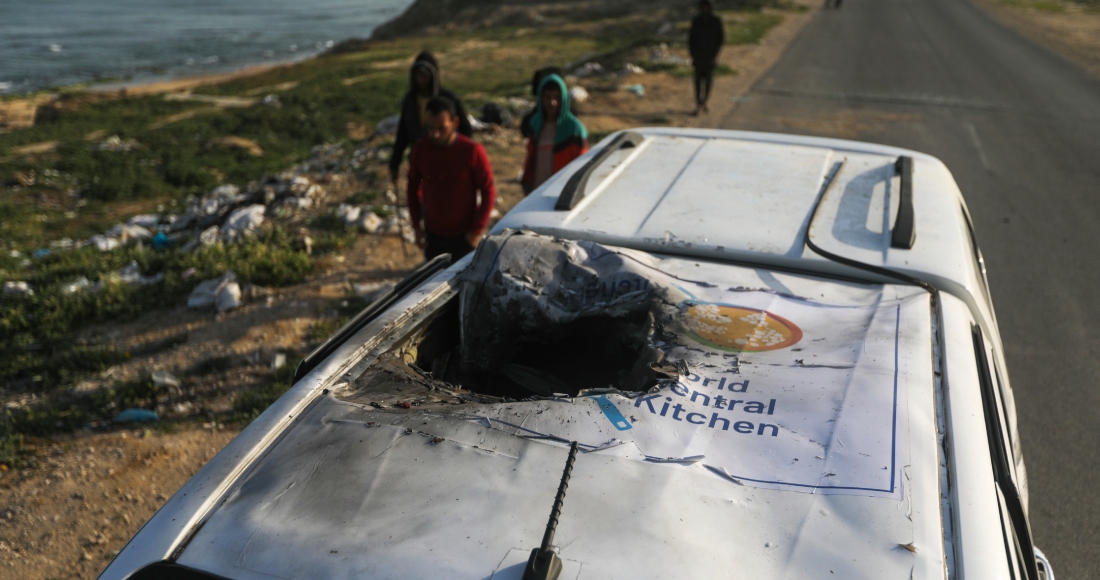 Palestinos inspeccionan un vehículo con el logotipo de World Central Kitchen alcanzado por un ataque aéreo israelí en Deir al Balah, Franja de Gaza, el martes 2 de abril de 2024