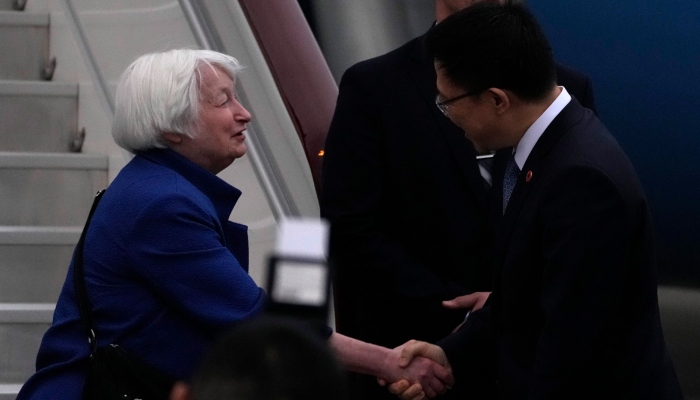 La Secretaria del Tesoro estadounidense Janet Yellen, izquierda, saluda al Viceministro de Finanzas chino Liao Min a su llegada al Aeropuerto Internacional Guangzhou Baiyun en la provincia de Guangdong, en el sur de China, el jueves 4 de abril de 2024.