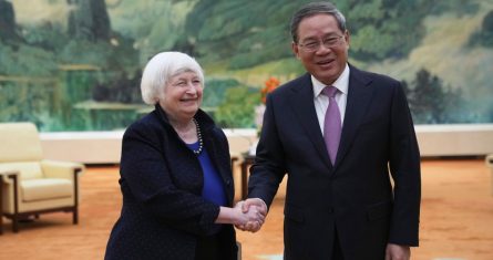 La Secretaria del Tesoro de Estados Unidos, Janet Yellen, a la izquierda, se reúne con el Premier Chino, Li Qiang, en el Gran Salón del Pueblo en Beijing, China, el domingo 7 de abril de 2024. Yellen, que llegó a Beijing dentro de su gira de cinco días en China, dijo que el encuentro abriría un espacio de diálogo para abordar las preocupaciones estadounidenses la sobrecapacidad de manufactura en China.