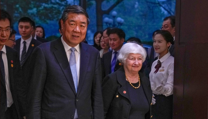 La Secretaria del Tesoro de Estados Unidos, Janet Yellen (derecha), y el Viceprimer Ministro de China, He Lifeng, a su llegada a su reunión bilateral en el Guangdong Zhudao Guest House, en la provincia de Guangdong, en el sur de China, el 6 de abril de 2024.