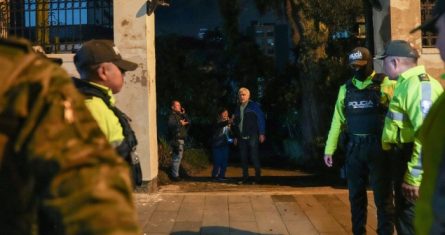 Roberto Canseco, Jefe de la Sección Consular mexicana en Quito, ante la puerta de la Embajada de México en Quito, Ecuador, después de que la policía ecuatoriana irrumpiera a la fuerza el viernes 5 de abril de 2024.