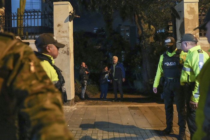 Roberto Canseco, Jefe de la Sección Consular mexicana en Quito, ante la puerta de la Embajada de México en Quito, Ecuador, después de que la policía ecuatoriana irrumpiera a la fuerza el viernes 5 de abril de 2024.