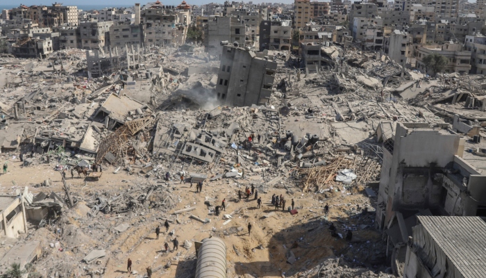 Palestinos caminan entre una zona devastada por la ofensiva aérea y terrestre de Israel cerca del hospital Shifa, el lunes 1 de abril de 2024, en Ciudad de Gaza, Franja de Gaza.