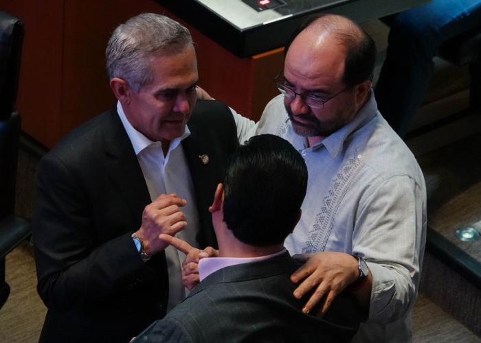 El Senador perredista Miguel Ángel Mancera conversa con Emilio Álvarez Icaza, Senador del Grupo Plural, y con Juan Zepeda, Senador de Movimiento Ciudadano, durante la sesión ordinaria de la Cámara de Senadores correspondiente a la LXV Legislatura en el tercer año de ejercicio. 