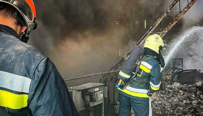 En esta imagen difundida por el Servicio de Emergencias de Ucrania, trabajadores de emergencias extinguen un incendio después de un ataque ruso contra la planta termoeléctrica de Trypilska, el jueves 11 de abril de 2024, en Ukrainka, en la región ucraniana de Kiev.