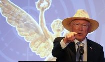 Ken Salazar, Embajador de Estados Unidos en México, durante la inauguración de la mesa redonda sobre el combate al tráfico de armas y mejores prácticas en Estados Unidos y México.