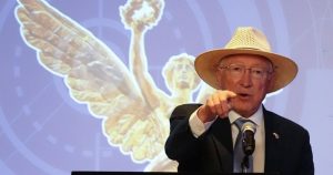 Ken Salazar, Embajador de Estados Unidos en México, durante la inauguración de la mesa redonda sobre el combate al tráfico de armas y mejores prácticas en Estados Unidos y México.