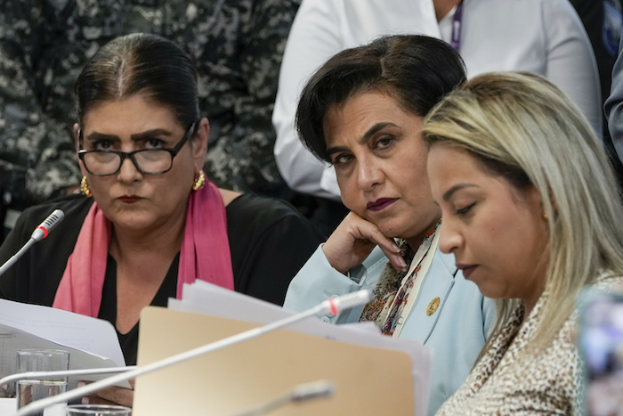 La Ministra del Interior, Mónica Palencia, a la izquierda; la Canciller Gabriela Sommerfeld; y la legisladora Raysa Corral comparecen ante una comisión de la Asamblea Nacional para explicar el allanamiento a la Embajada de México en Quito, Ecuador, el miércoles 10 de abril de 2024.