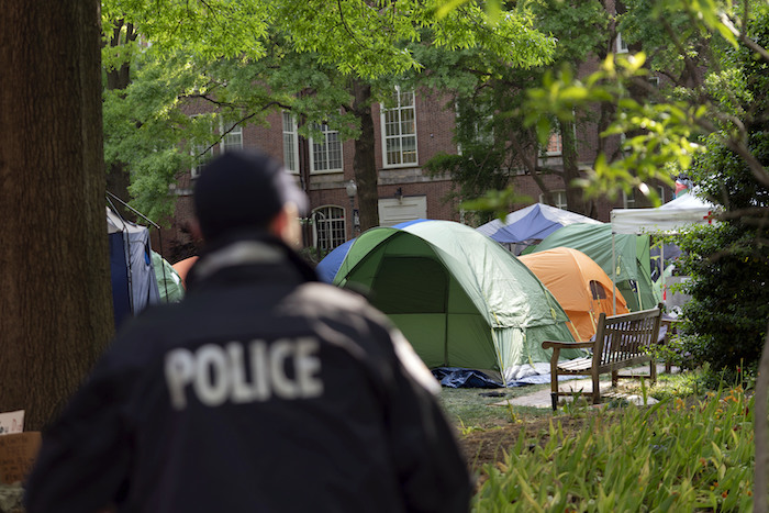 Un agente de la policía de la Universidad George Washington supervisa la zona en la que los estudiantes mantienen una protesta propalestina por la guerra entre Israel y Hamás, el 26 de abril de 2024, en Washington.