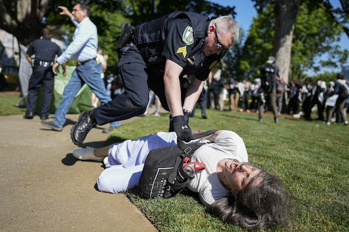 Un agente de la policía detiene a un manifestante en el campus de la Universidad de Emory, durante una protesta propalestina, el jueves 25 de abril de 2024, en Atlanta.