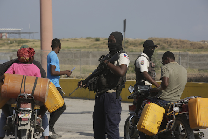 Un agente de la Policía Nacional de Haití vigila una intersección en Puerto Príncipe, Haití, el sábado 6 de abril de 2024.