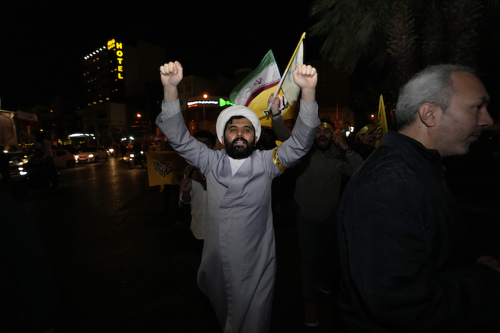 Un clérigo iraní lanza consignas durante una protesta anti-Israel en la Plaza Palestina en Teherán, Irán, la madrugada del domingo 14 de abril de 2024.