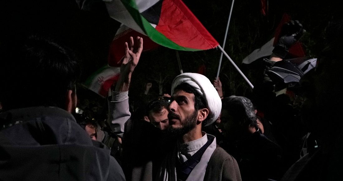 Un clérigo lanza consignas durante una protesta anti-Israel frente a la Embajada de Reino Unido en Teherán, Irán, la madrugada del domingo 14 de abril de 2024.