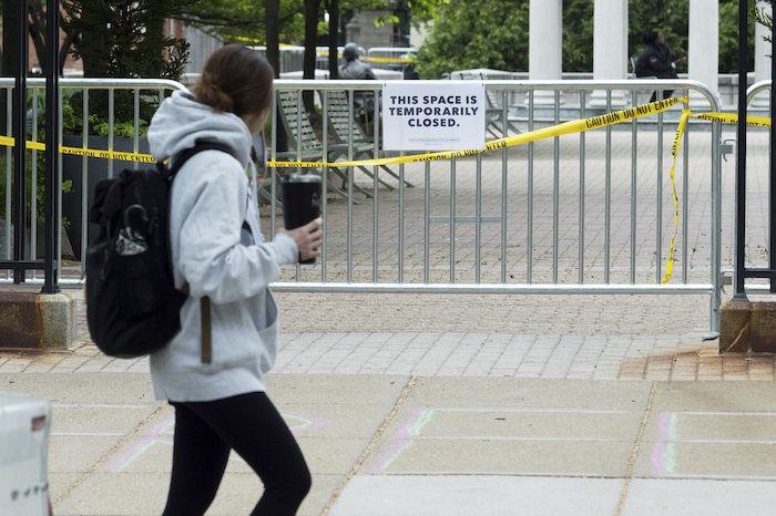 Un jardín en la Universidad George Washington está cerrado mientras los estudiantes protestan contra la guerra de Israel en la Franja de Gaza en Washington, el sábado 27 de abril de 2024.