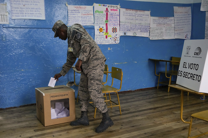 Un soldado de la Fuerza Aérea vota en un referéndum propuesto por el Presidente Daniel Noboa para respaldar nuevas medidas de seguridad destinadas a combatir las bandas criminales que alimentan la escalada de violencia en Quito, Ecuador, el domingo 21 de abril de 2024.