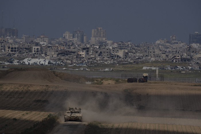 Un tanque israelí circula por las inmediaciones de la frontera entre Gaza e Israel, visto desde el sur de Israel, el 9 de abril de 2024.