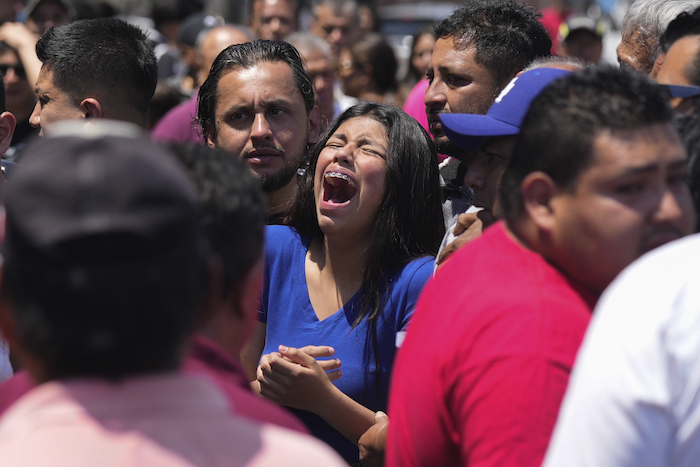 Una joven, familiar de la niña de ocho años que fue secuestrada el día anterior, llora mientras los restos de la menor son entregados a su familia en Taxco, México, el jueves 28 de marzo de 2024.