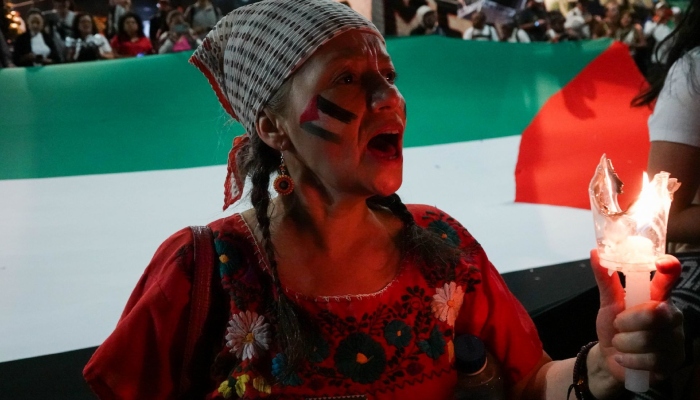 Al menos un centenar de personas en apoyo a Palestina marcharon del Ángel de la Independencia al Palacio de Bellas Artes para exigir un cese al fuego y sanciones contra Israel por los ataques armados en contra del pueblo palestino.