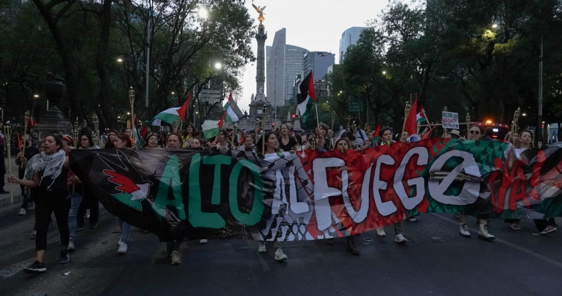 Al menos un centenar de personas en apoyo a Palestina marcharon del Ángel de la Independencia al Palacio de Bellas Artes para exigir un cese al fuego y sanciones contra Israel por los ataques armados en contra del pueblo palestino. Acompañados de antorchas y veladoras las y los manifestantes llamaron a encender una luz por las personas en Gaza.