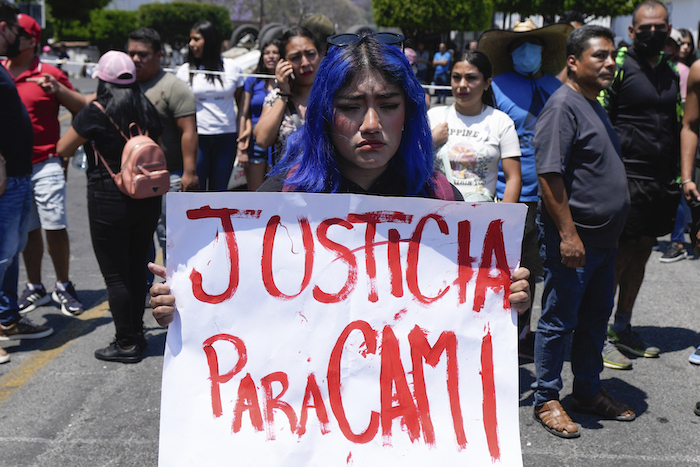 Una mujer con un cartel en el que pide justicia por la desaparición y muerte de una niña de ocho años que desapareció el día anterior, en Taxco, México, el jueves 28 de marzo de 2024.