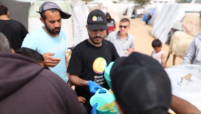 Los equipos de WCK están proporcionando comidas a las familias desplazadas en Khan Younis desde sus cocinas comunitarias dirigidas por palestinos.