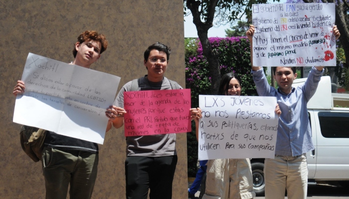 Alumnos del ITAM protestan afuera del auditorio donde Xóchitl Gálvez se reunió con sus compañeros, argumentan que integrantes del PAN les prohibieron el paso.