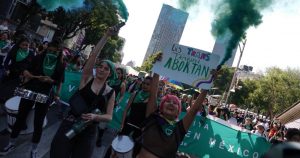 En el marco del Día de la Despenalizacion del Aborto, decenas de mujeres marcharon para exigir su legalización en el país. La protesta inició en Avenida Reforma y terminó en el Zócalo capitalino.