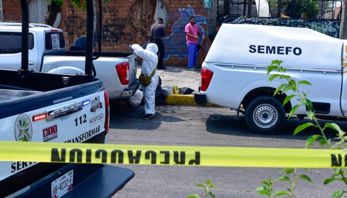 Restos humanos fueron localizados en una camioneta en la transitada avenida Ruiz cortines de Acapulco, el hallazgo ocurrió antes de mediodía cuando autoridades fueron alertadas a través de una llamada al número de emergencia, al parecer se trata de los restos de tres personas aunque las autoridades aún no confirman. 